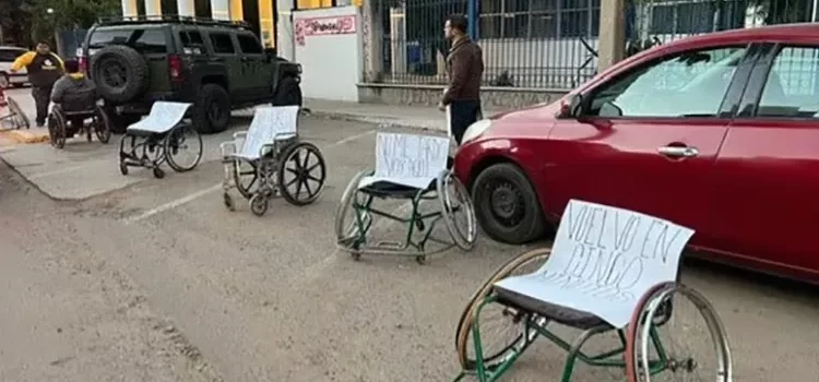 Colocaron sillas de ruedas en cajones de estacionamiento