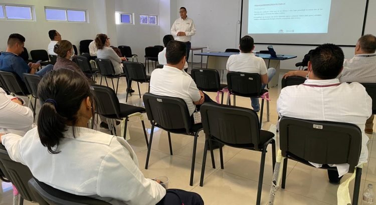 Capacita visitador regional de Zamora a personal médico del IMSS