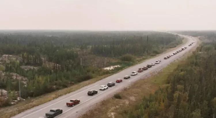 Huyen miles de los incendios en el norte de Canadá