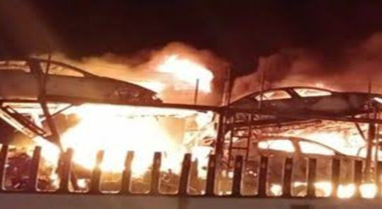 Tráiler que transportaba autos de lujo se incendia en Michoacán