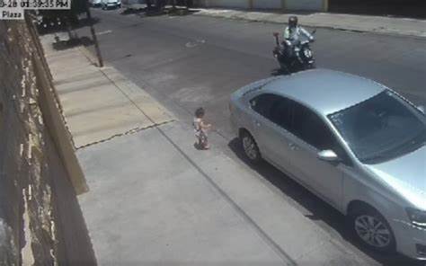 Policía rescata a bebé que caminaba sola sobre la calle en Zamora