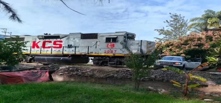 Tren embiste a camioneta en Michoacán