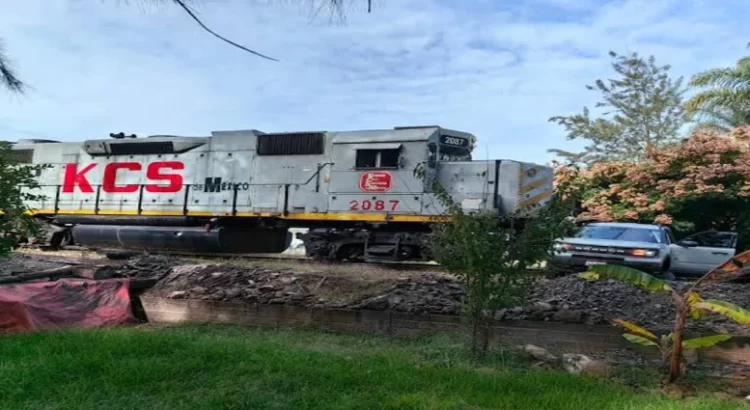 Tren embiste a camioneta en Michoacán