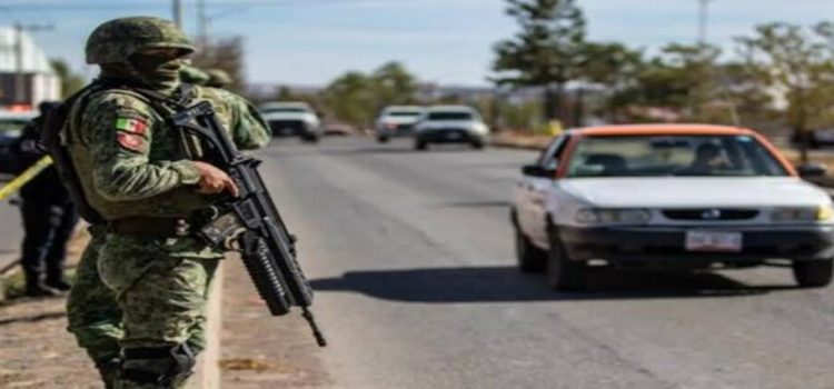 Continúan los enfrentamientos y bloqueos entre militares y sujetos armados, en Michoacán