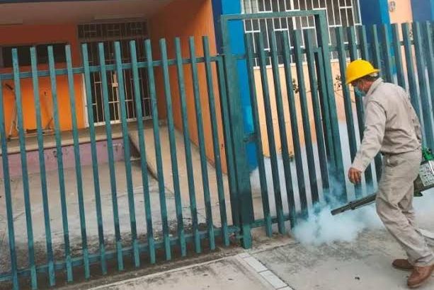 Fumigan calles de Zamora para combatir al mosquito