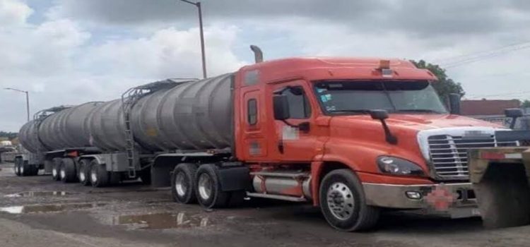 Hombres armados roban tráiler con 60 mil litros de combustible en Michoacán