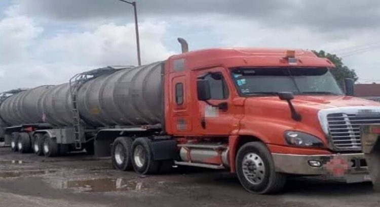 Hombres armados roban tráiler con 60 mil litros de combustible en Michoacán