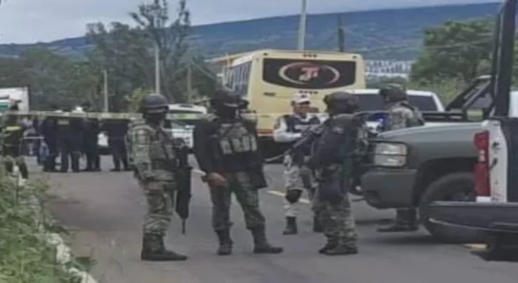 Matan a balazos al chofer de un autobús con todo y pasajeros