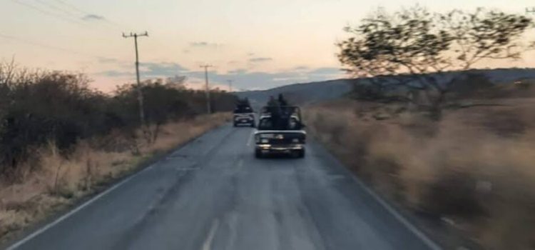 Reportan enfrentamiento entre civiles armados en carretera de Michoacán