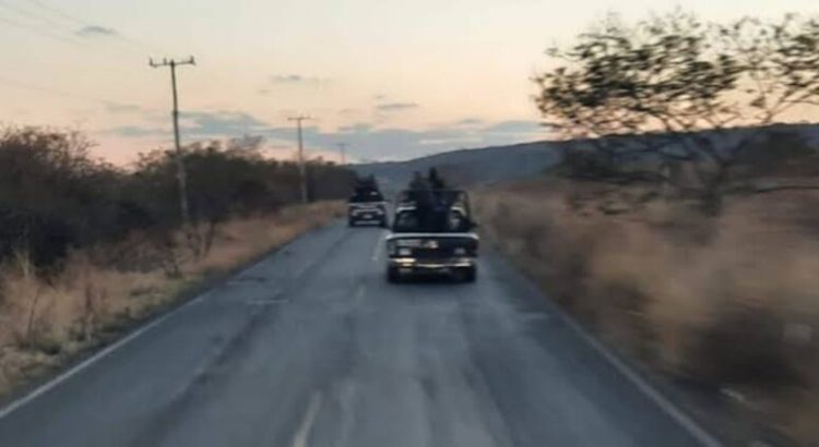Reportan enfrentamiento entre civiles armados en carretera de Michoacán