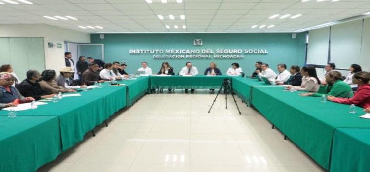 Autoridades del IMSS se reúnen con pacientes oncológicos en Michoacán
