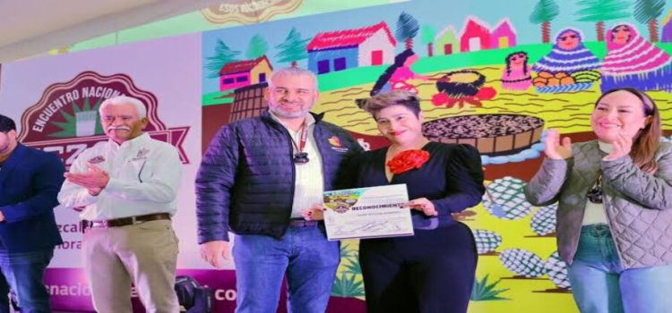 Gobernador de Michoacán entrega Premio Nacional del Mezcal