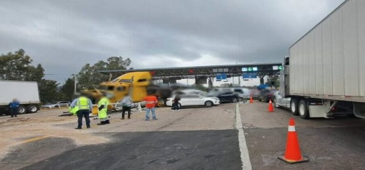 Tráiler choca contra caseta de cobro en autopista de Michoacán