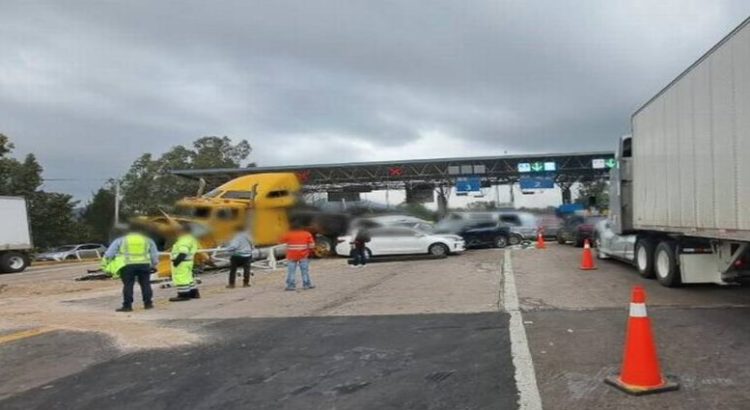 Tráiler choca contra caseta de cobro en autopista de Michoacán