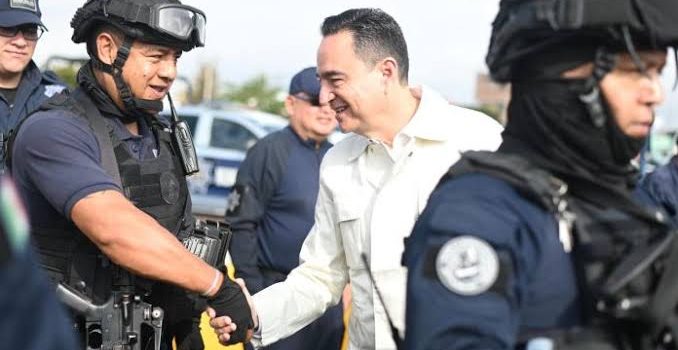 Entregó Carlos Soto uniformes y equipo táctico a policías de Zamora