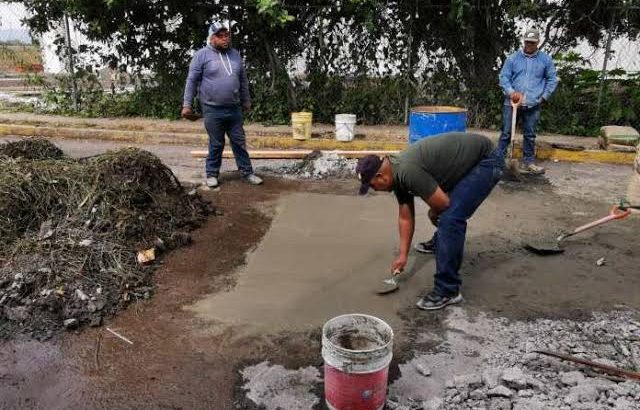 Rehabilitan canal y reparan losa en Circuito Vial Galeana de Zamora