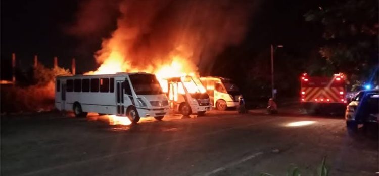 Criminales incendiaron tres autobuses de transporte en Lázaro Cárdenas, Michoacán