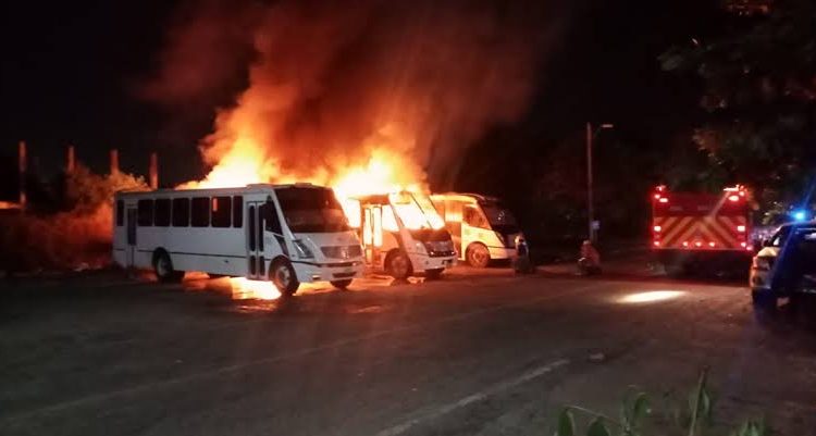 Criminales incendiaron tres autobuses de transporte en Lázaro Cárdenas, Michoacán