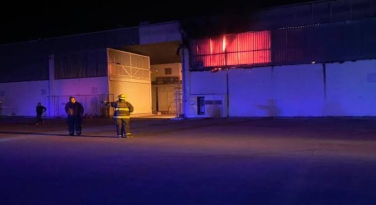 Incendio consume 50 locales de mercado textil en Cuitzeo, Michoacán