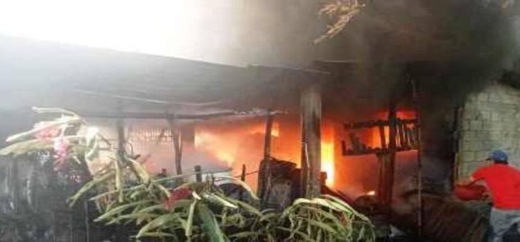 Incendio consume casa en Michoacán