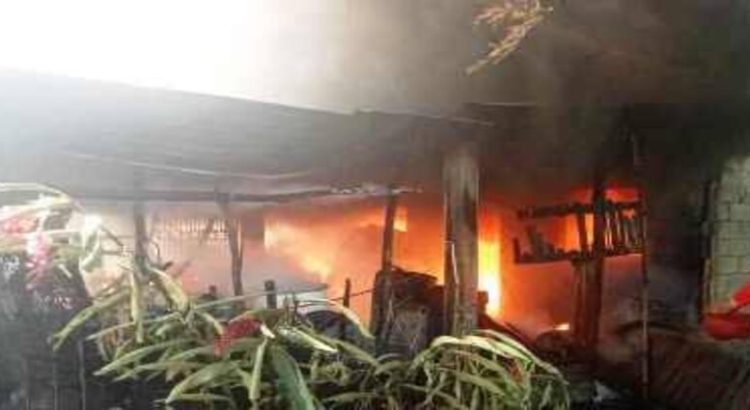 Incendio consume casa en Michoacán