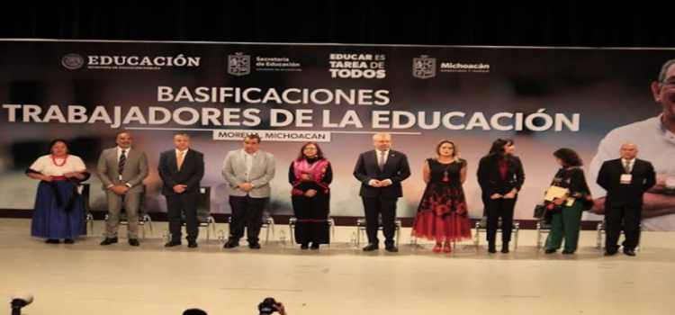 Entregan 5 mil bases a trabajadores de la educación de Michoacán