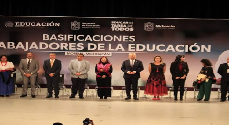 Entregan 5 mil bases a trabajadores de la educación de Michoacán