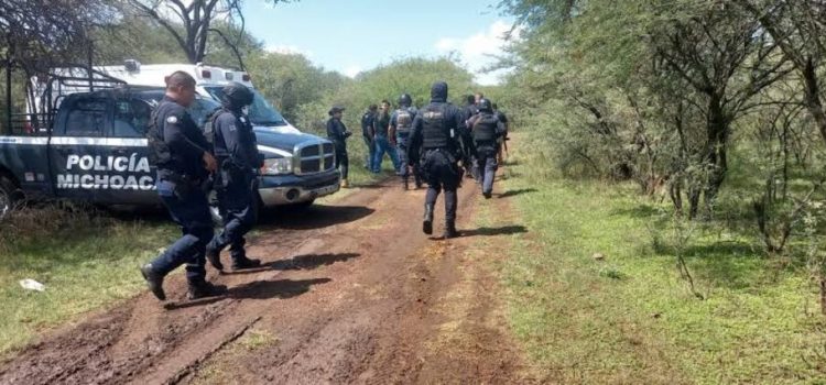 Asesinan a tres hombres y hallan fosa clandestina con dos cuerpos en Michoacán