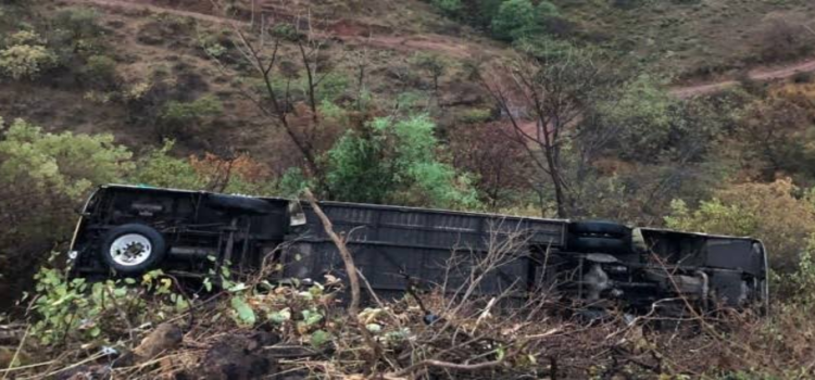 Autobús cae en barranco y deja al menos 10 personas heridas en Tacámbaro, Michoacán