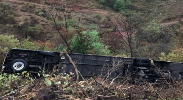 Autobús cae en barranco y deja al menos 10 personas heridas en Tacámbaro, Michoacán