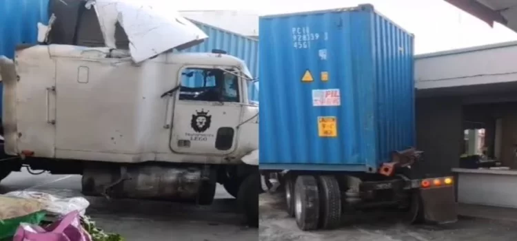 Chofer de tráiler choca contra negocios y una casa en Michoacán