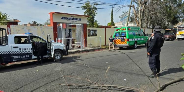 Persiguen a hombre y lo matan en la entrada a una escuela de Zamora