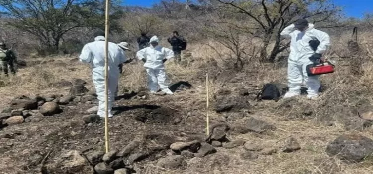 Hallan restos de 5 personas en fosas clandestinas de cerro de Michoacán