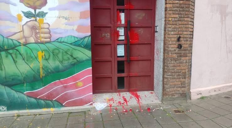 Atacada con pintura y huevos la sede del PSOE de Zamora