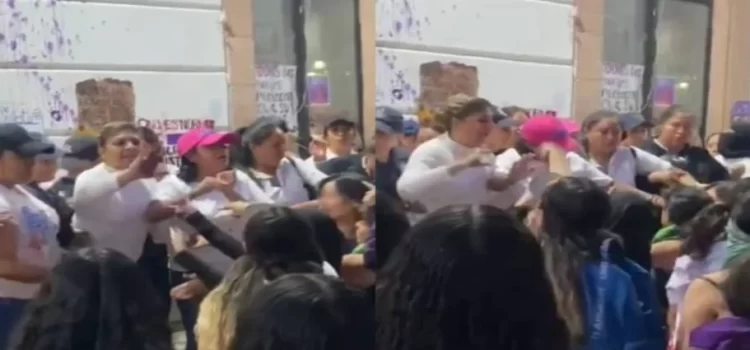 Policía golpea menor de edad durante marcha 8M en Michoacán