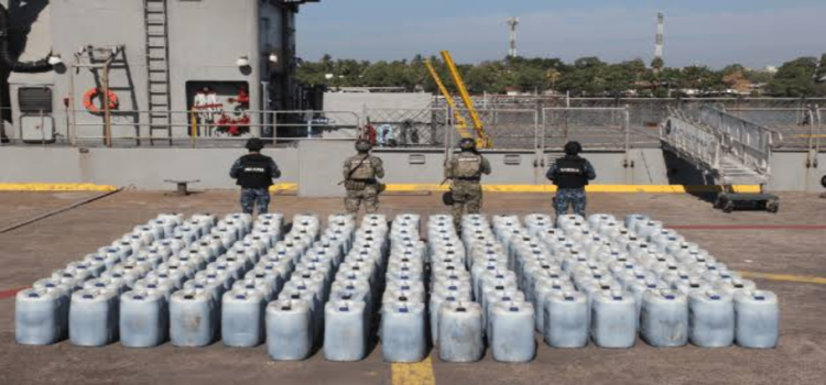 SEMAR agarra a cinco con 8,500 litros de gasolina en Michoacán