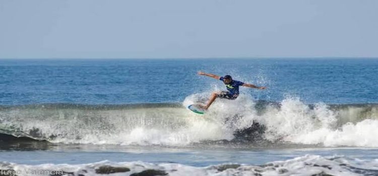 Arranca torneo internacional de surf en playa michoacana