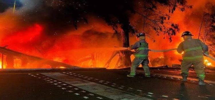 Fuerte choque cerca de caseta de Michoacán deja 1 calcinado y 3 heridos