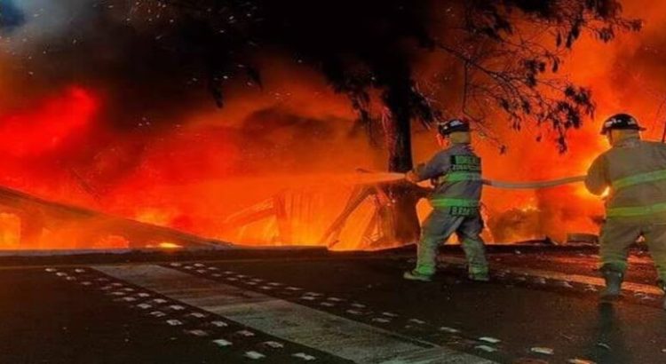 Fuerte choque cerca de caseta de Michoacán deja 1 calcinado y 3 heridos