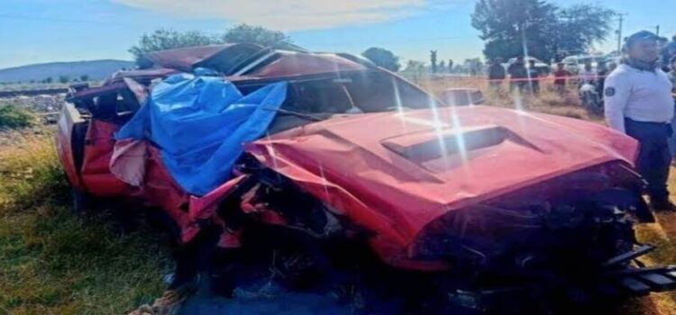 Tren arrolla camioneta que intentó ganarle el paso en Michoacán