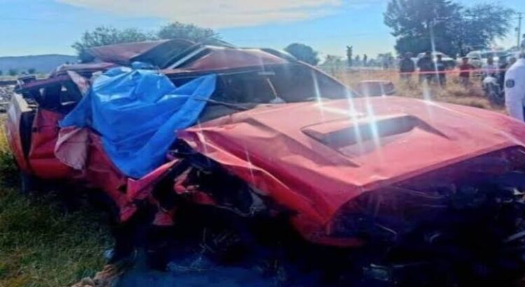 Tren arrolla camioneta que intentó ganarle el paso en Michoacán