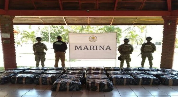 Marina asegura casi dos toneladas de cocaína en Michoacán