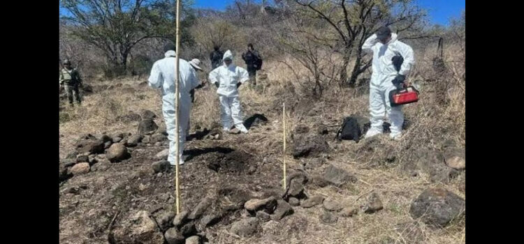 Descubren fosas clandestinas con restos de mujeres en Michoacán