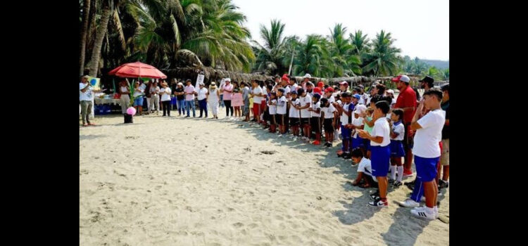 Limpian playas de Michoacán de colillas de cigarros