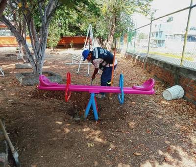 Colocan juegos infantiles en varias escuelas de nivel básico de Zamora