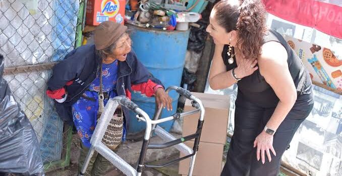 Dona DIF Zamora andadera a vecina de la 2 de Octubre