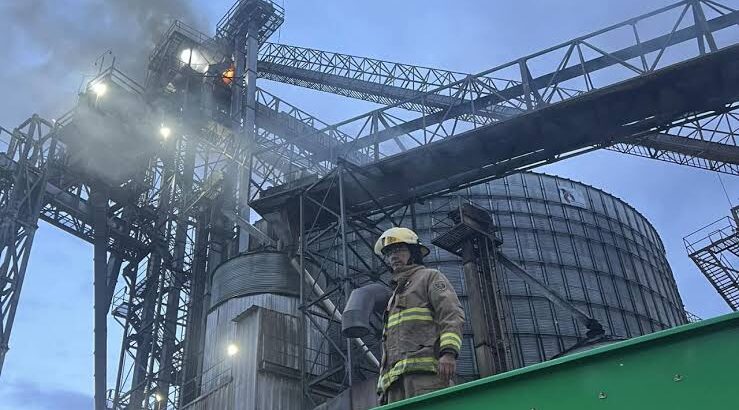 Incendio consume empresa de semillas de La Piedad, Michoacán