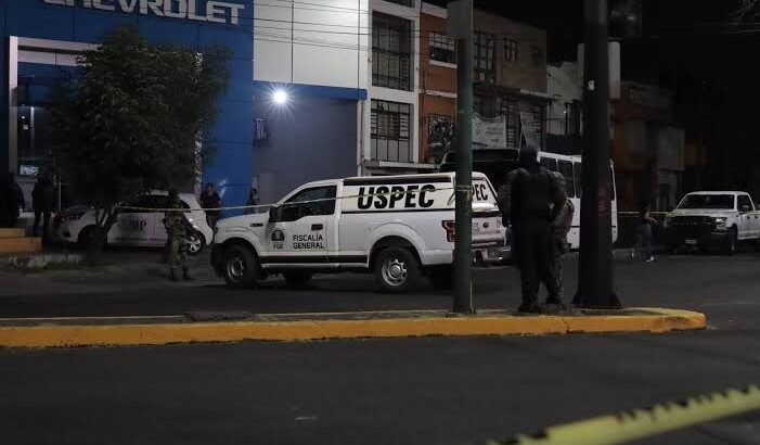 Encuentran cuerpo encobijado en libramiento de Zamora