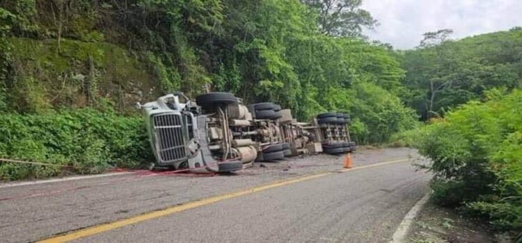 Vuelca Pipa con ácido nítrico en la Carretera Costera de Michoacán