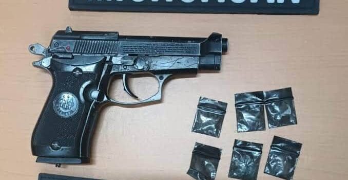 Policías detienen presunto narcomenudista con una réplica de pistola, en Zamora